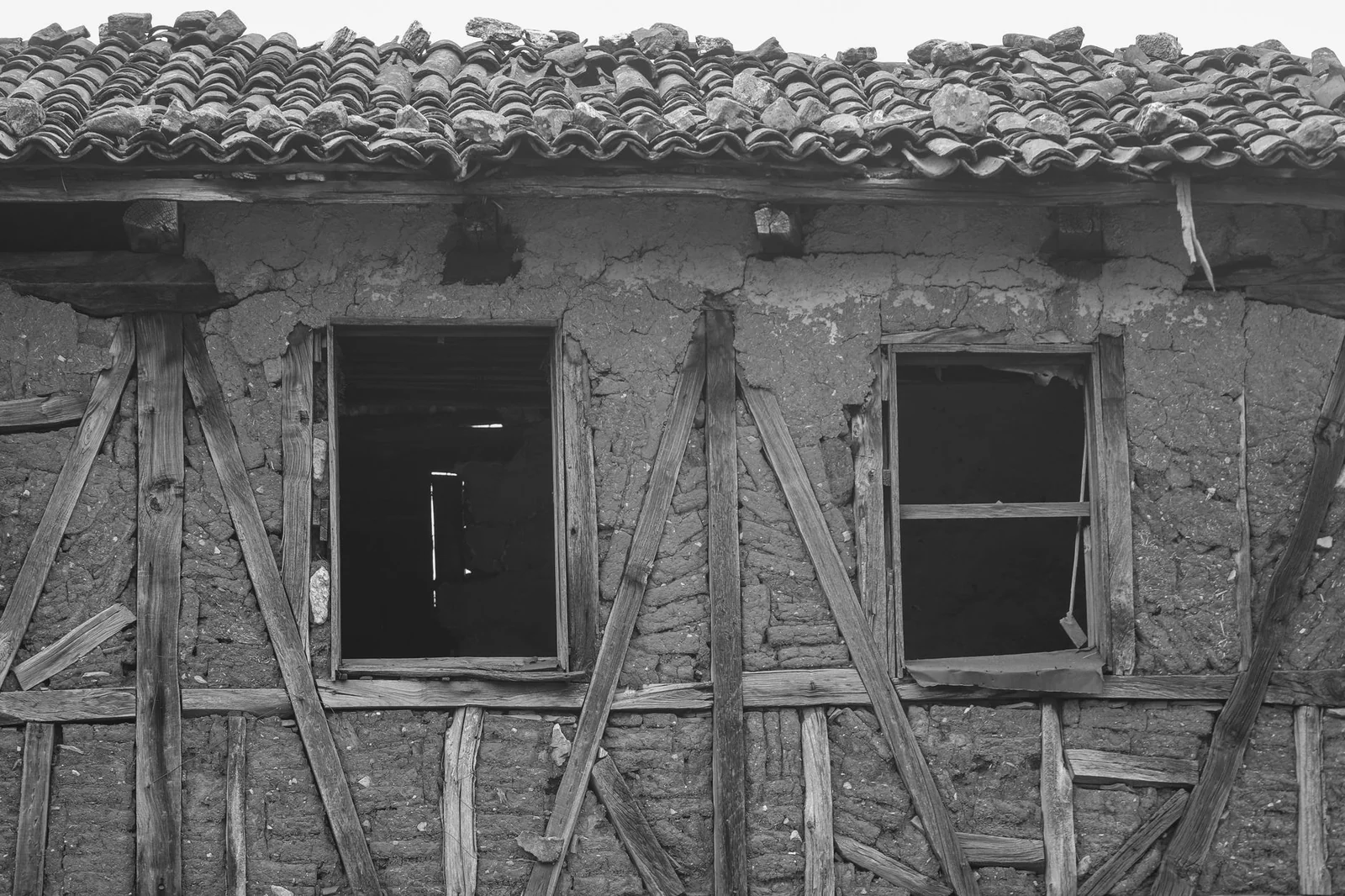 Linteau en bois posé au-dessus d'une ouverture en ossature bois