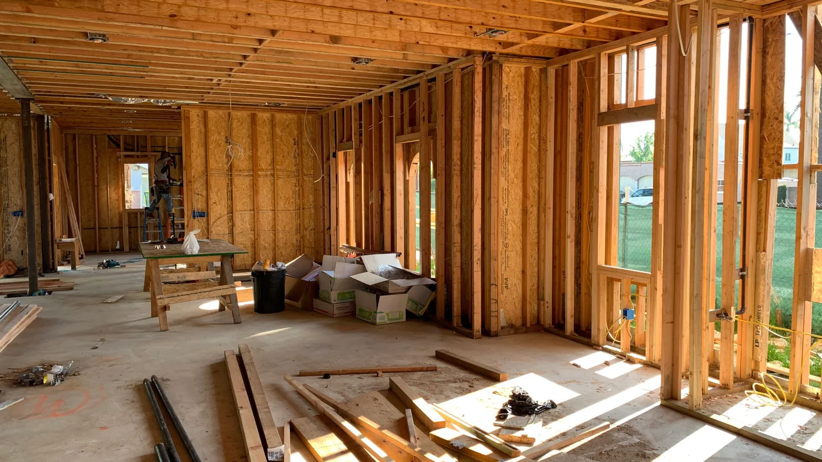 Intérieur d'une maison à ossature bois montrant les montants et le voile de contreventement