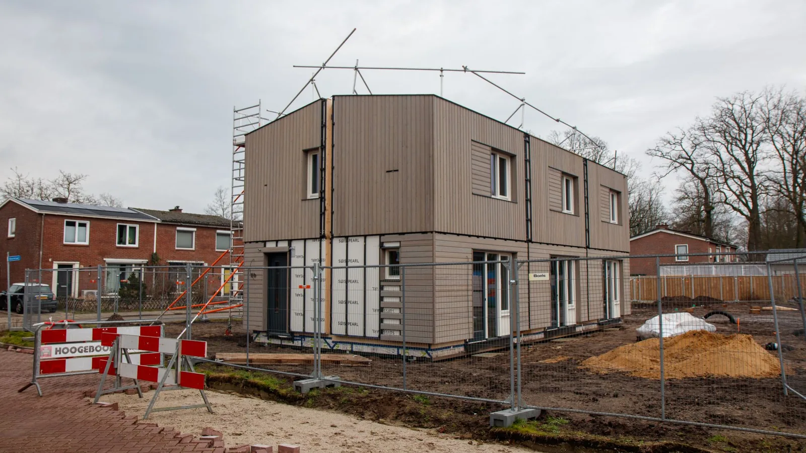 Maison à ossature bois préfabriquée en cours de montage avec son bardage